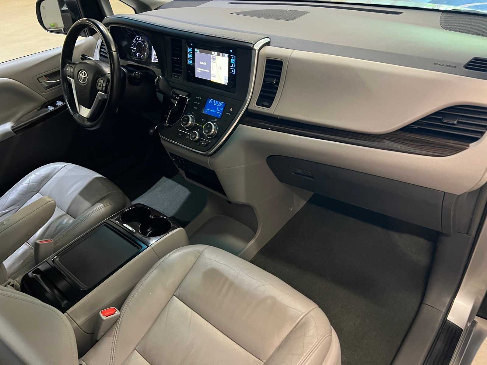 Thumbnail: 2015 Toyota Sienna - 15