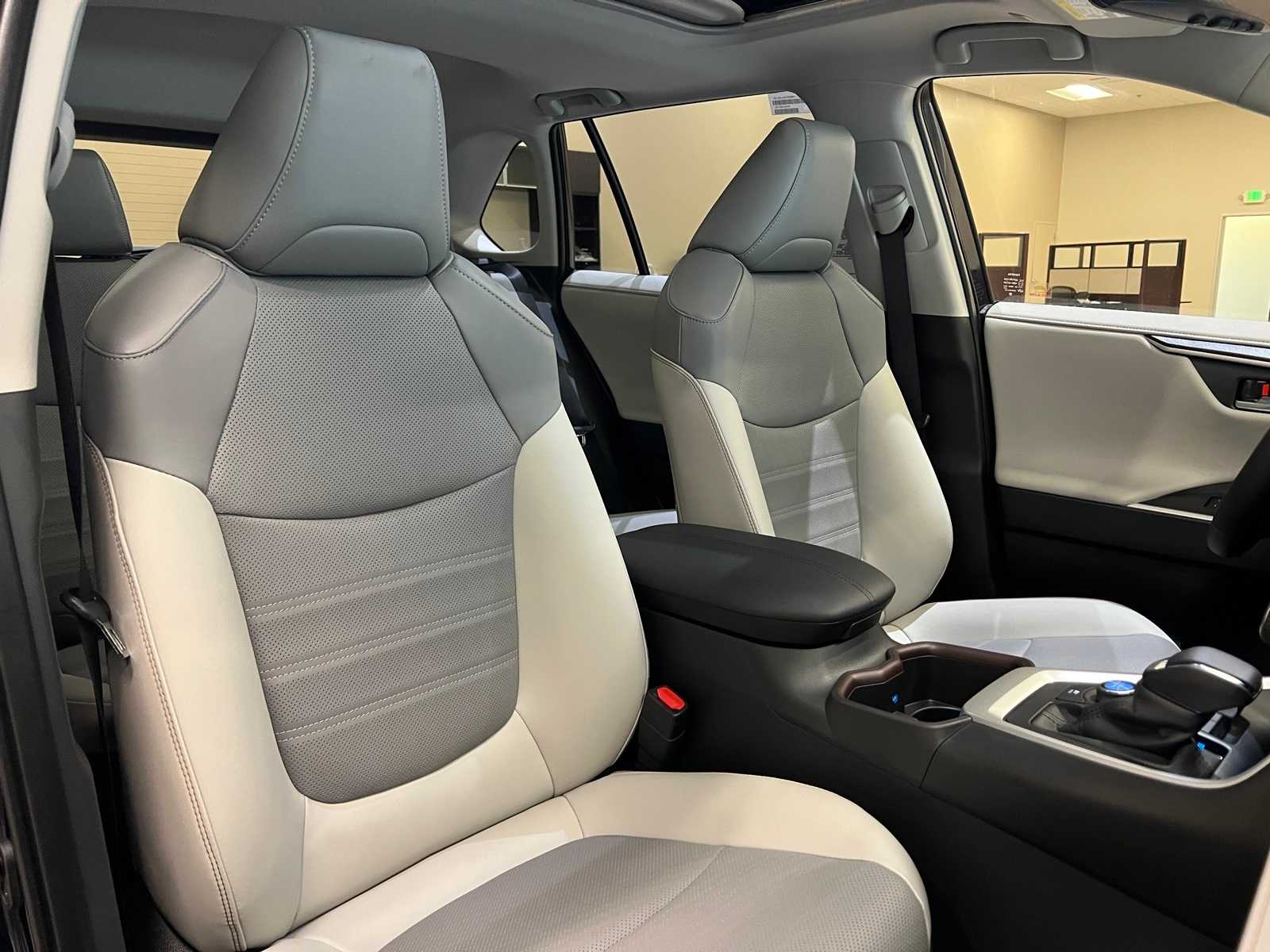 Thumbnail: 2025 Toyota RAV4 - 14