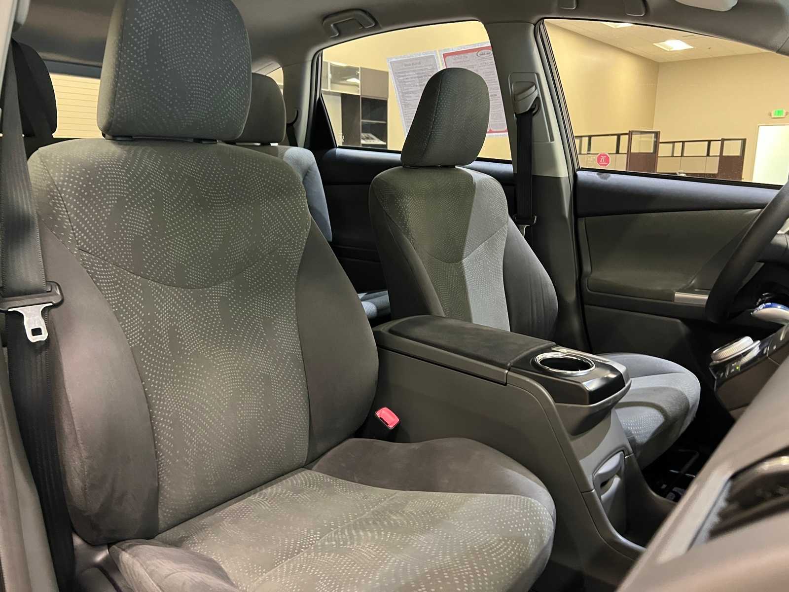 Thumbnail: 2014 Toyota Prius v - 14