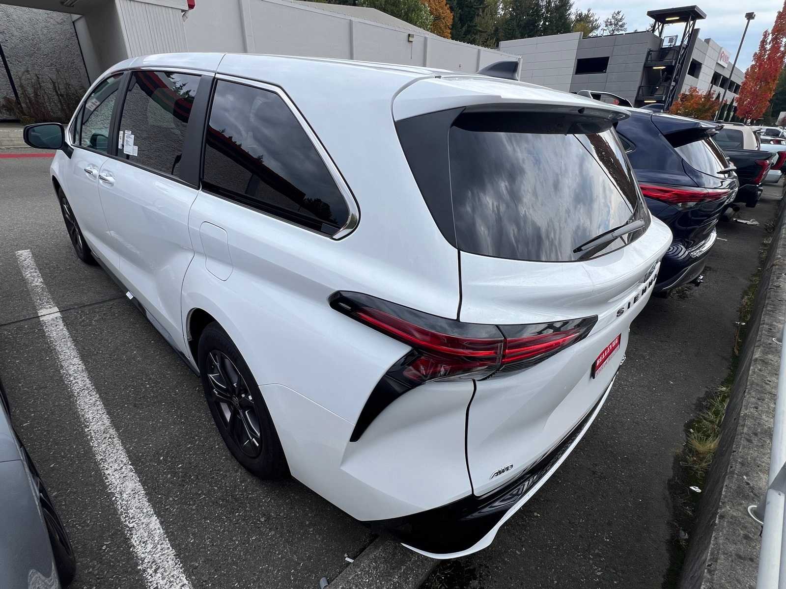 Thumbnail: 2024 Toyota Sienna - 7