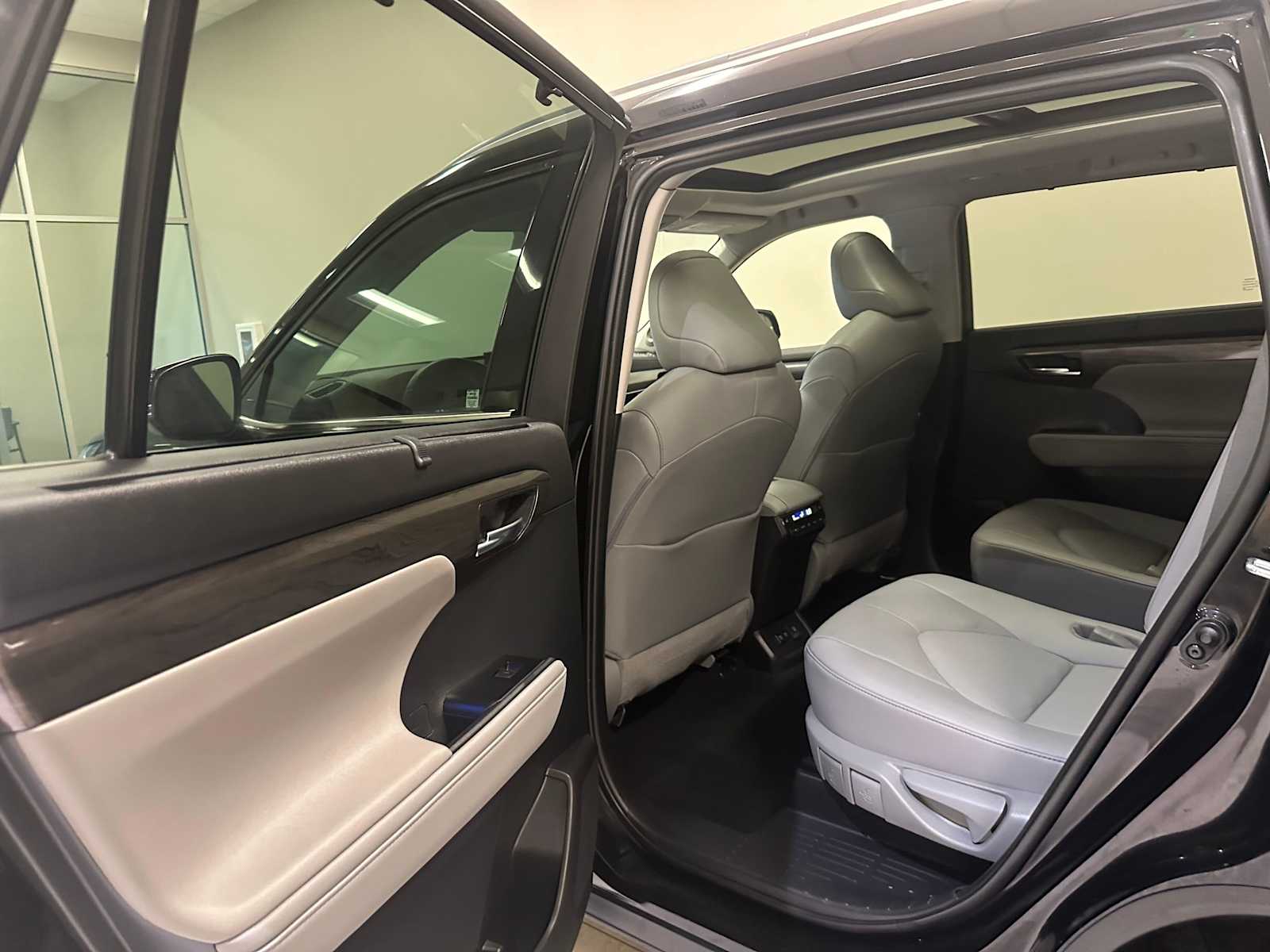 Thumbnail: 2020 Toyota Highlander - 28