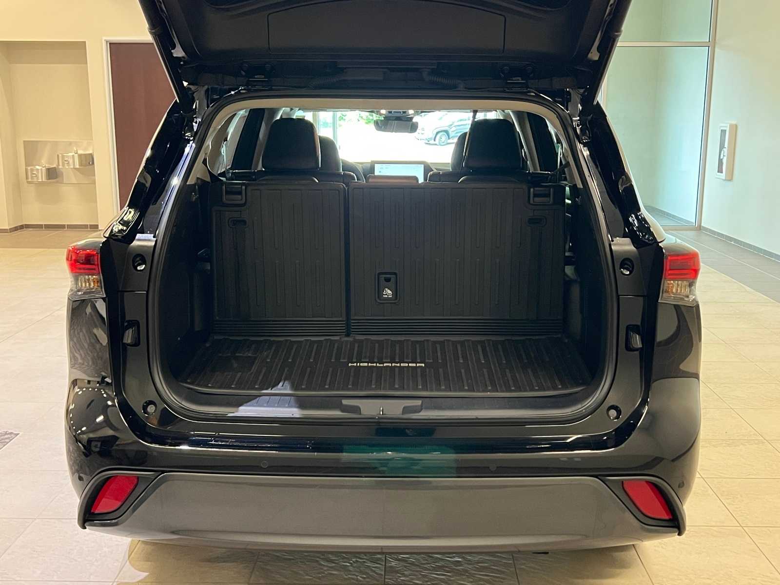 Thumbnail: 2023 Toyota Highlander - 30