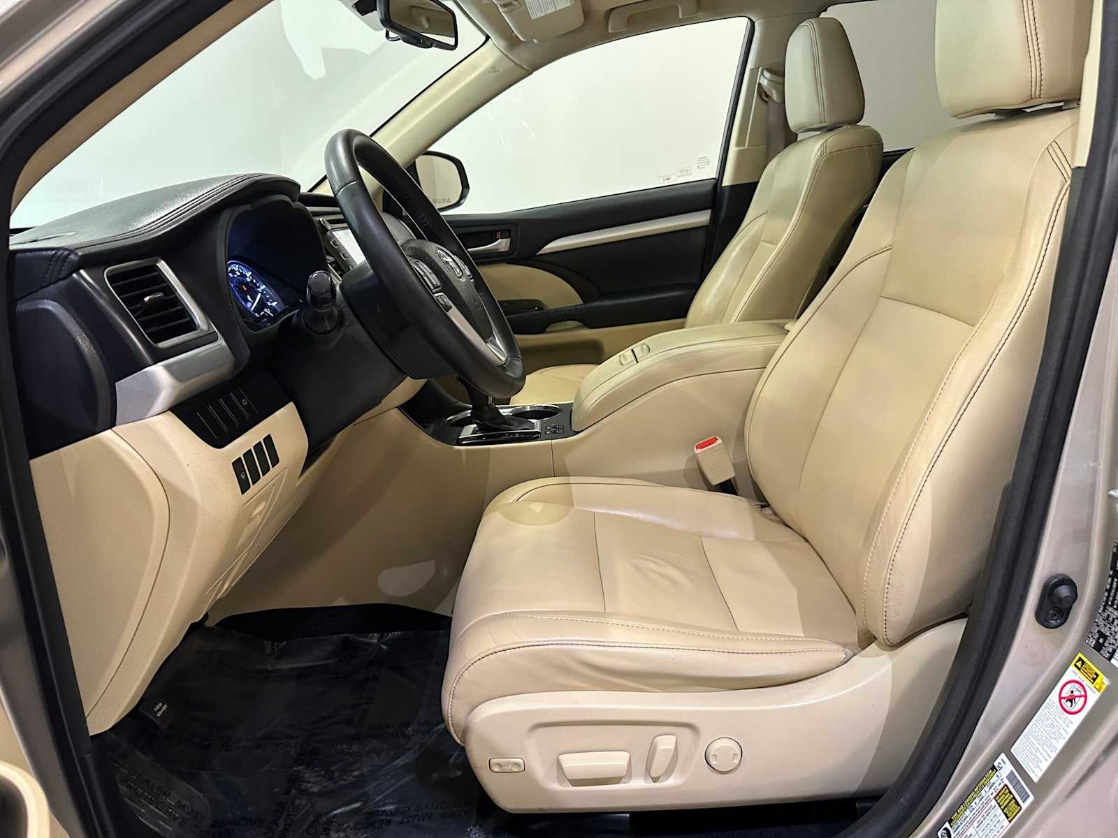 Thumbnail: 2015 Toyota Highlander - 24