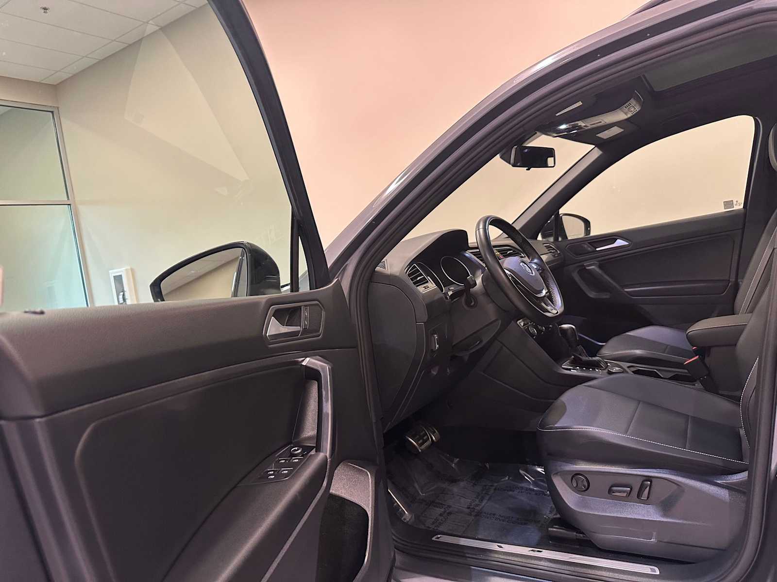 Thumbnail: 2021 Volkswagen Tiguan - 22