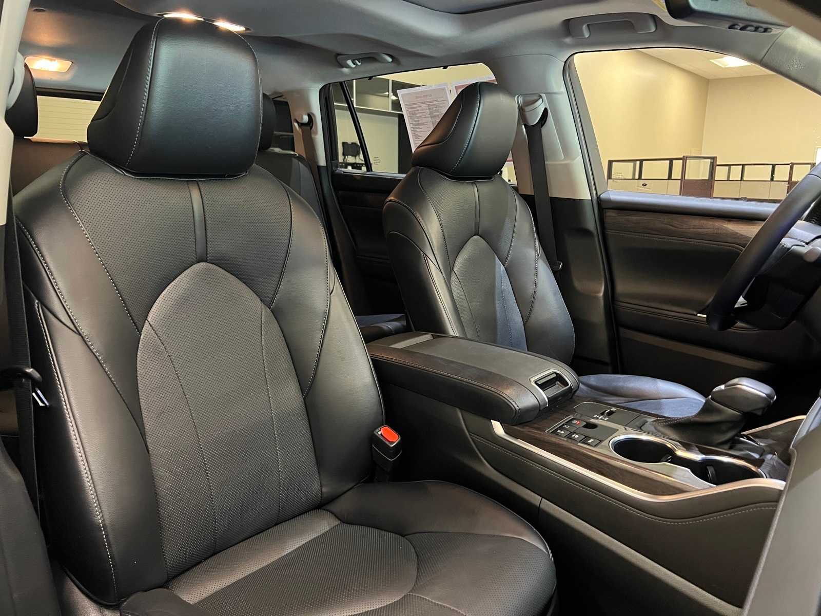 Thumbnail: 2023 Toyota Highlander - 14