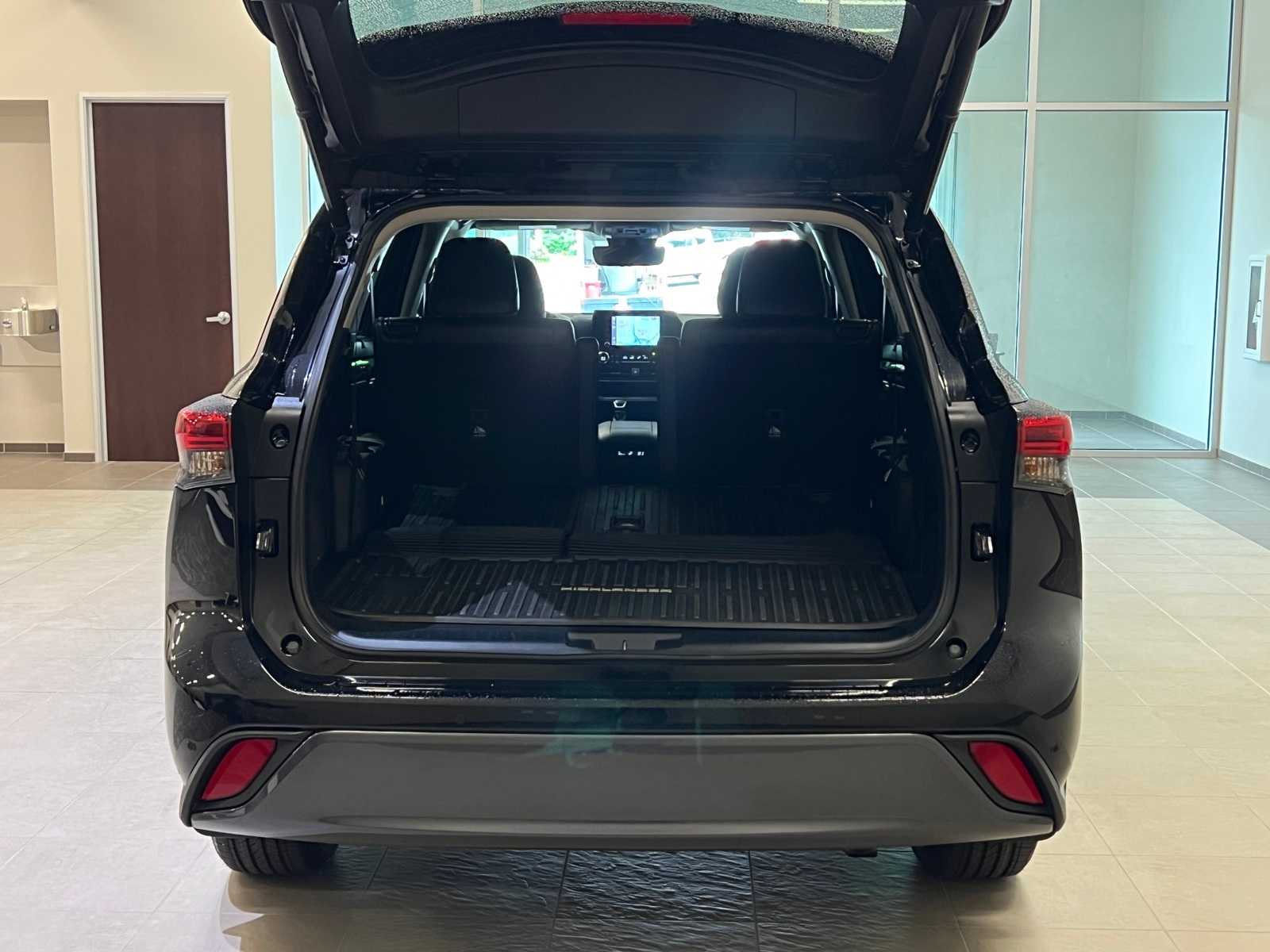 Thumbnail: 2022 Toyota Highlander - 31