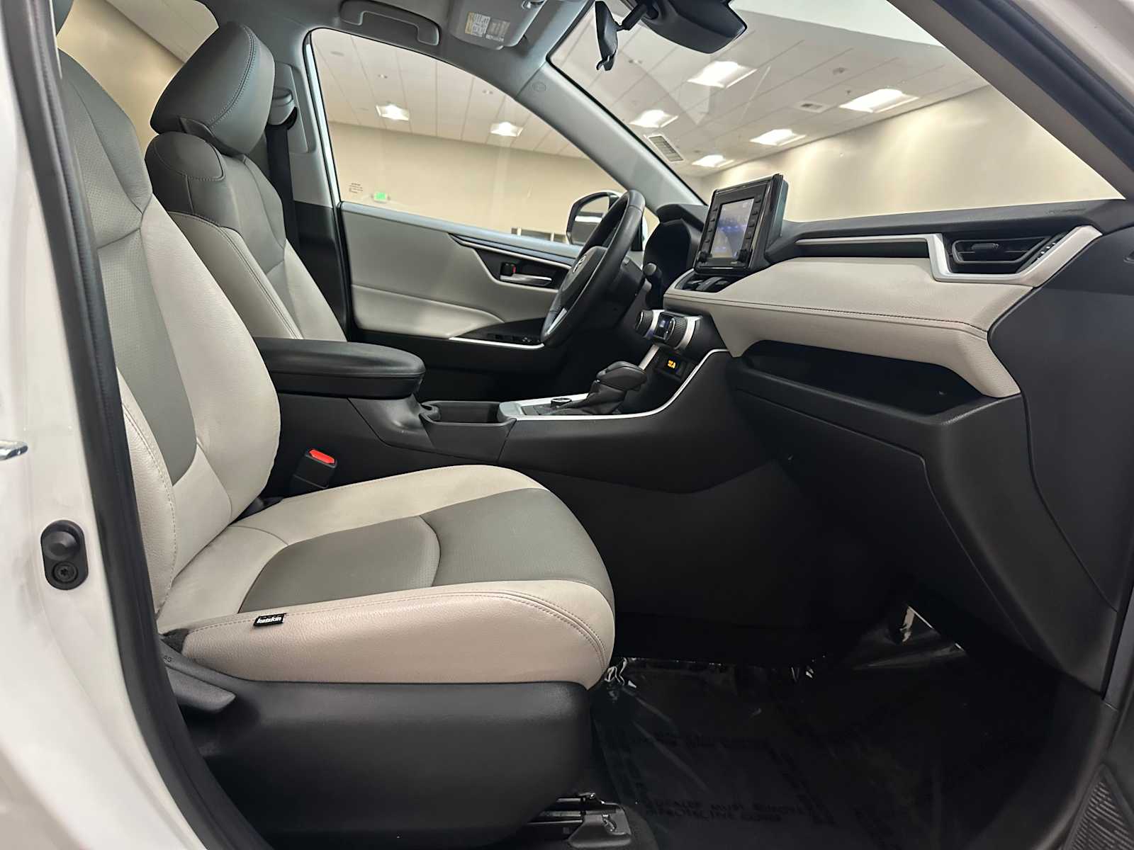 Thumbnail: 2020 Toyota RAV4 - 27