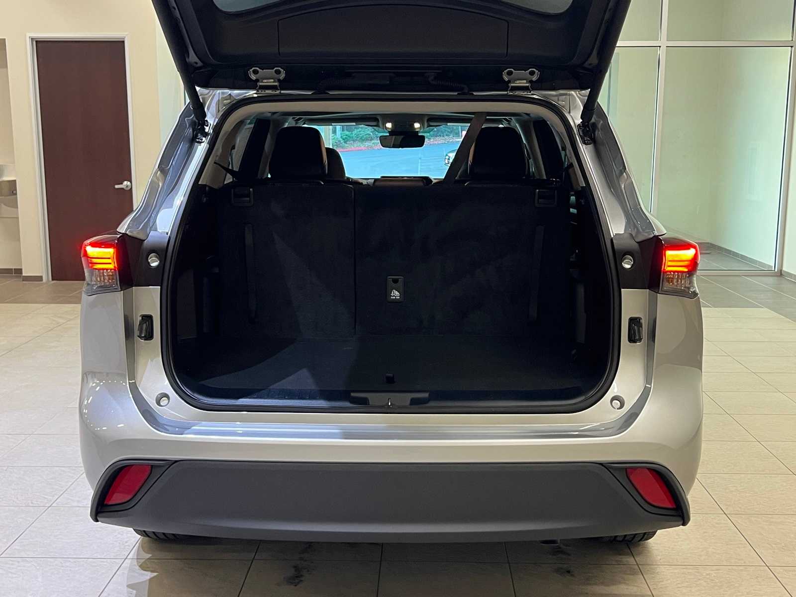 Thumbnail: 2024 Toyota Highlander - 29