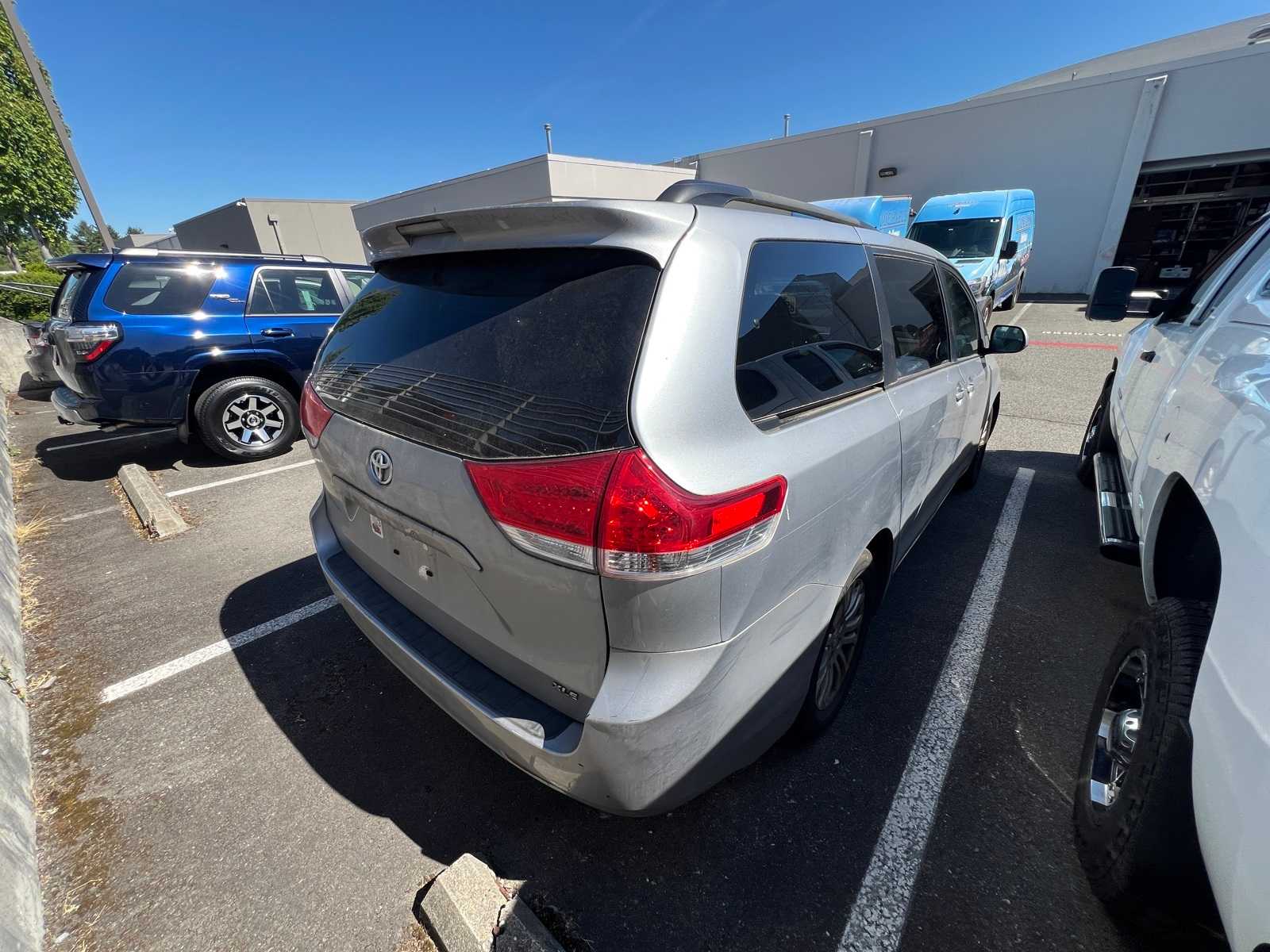 Thumbnail: 2012 Toyota Sienna - 8