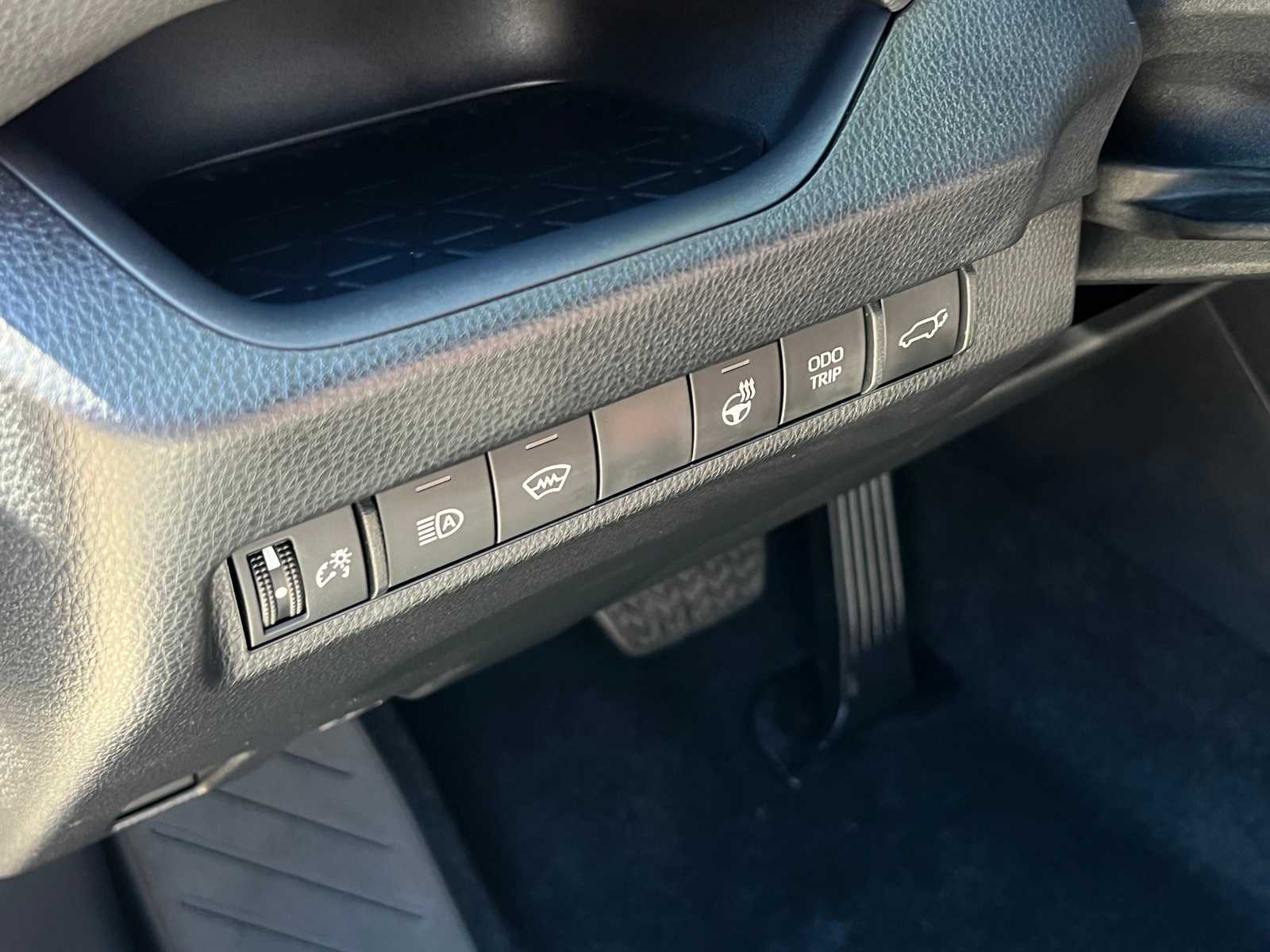 2025 Toyota RAV4 XSE 16