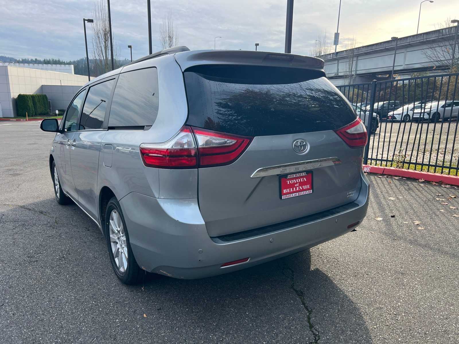 Thumbnail: 2017 Toyota Sienna - 5