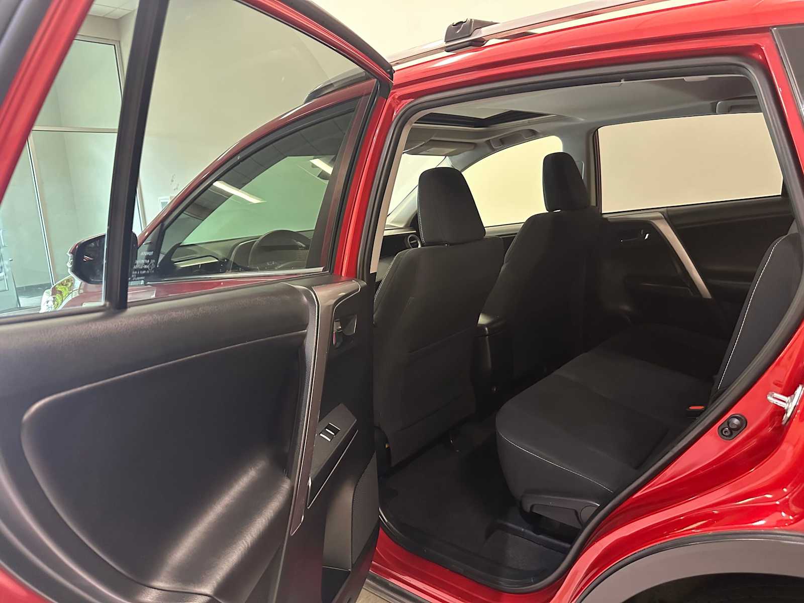 Thumbnail: 2017 Toyota RAV4 - 25