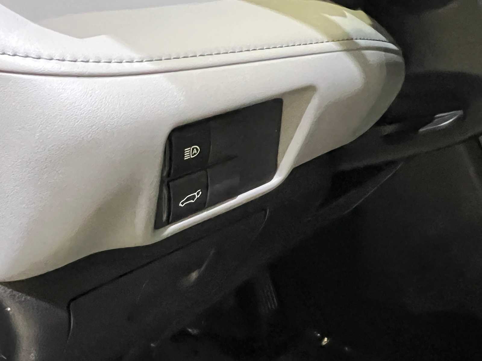 Thumbnail: 2022 Toyota Highlander - 16