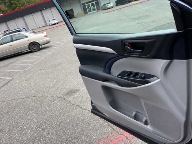 Thumbnail: 2019 Toyota Highlander - 18