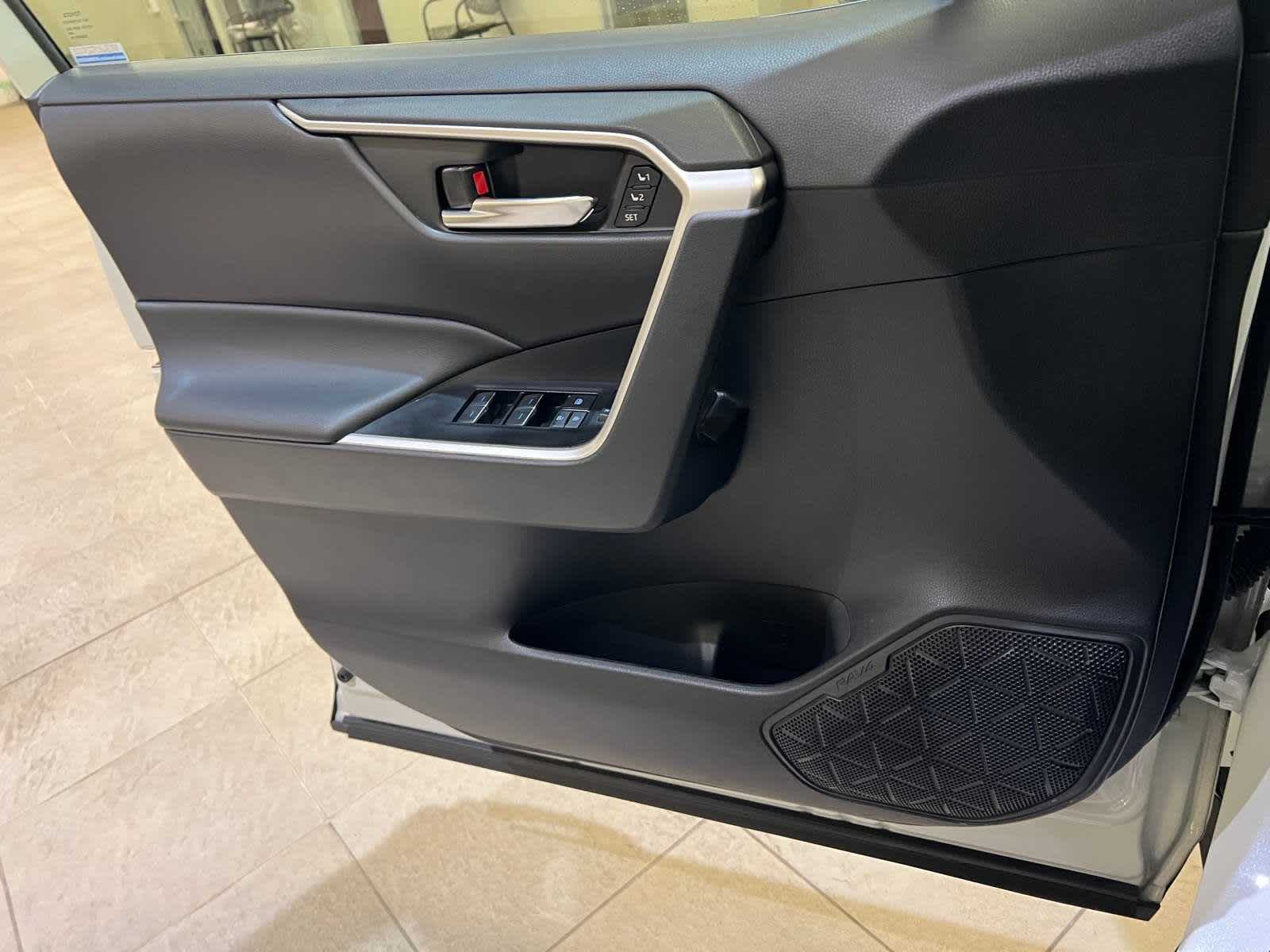 Thumbnail: 2022 Toyota RAV4 - 18