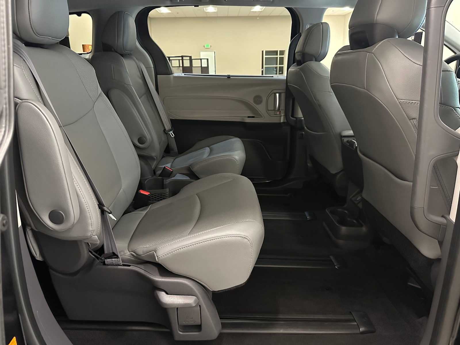 Thumbnail: 2021 Toyota Sienna - 27