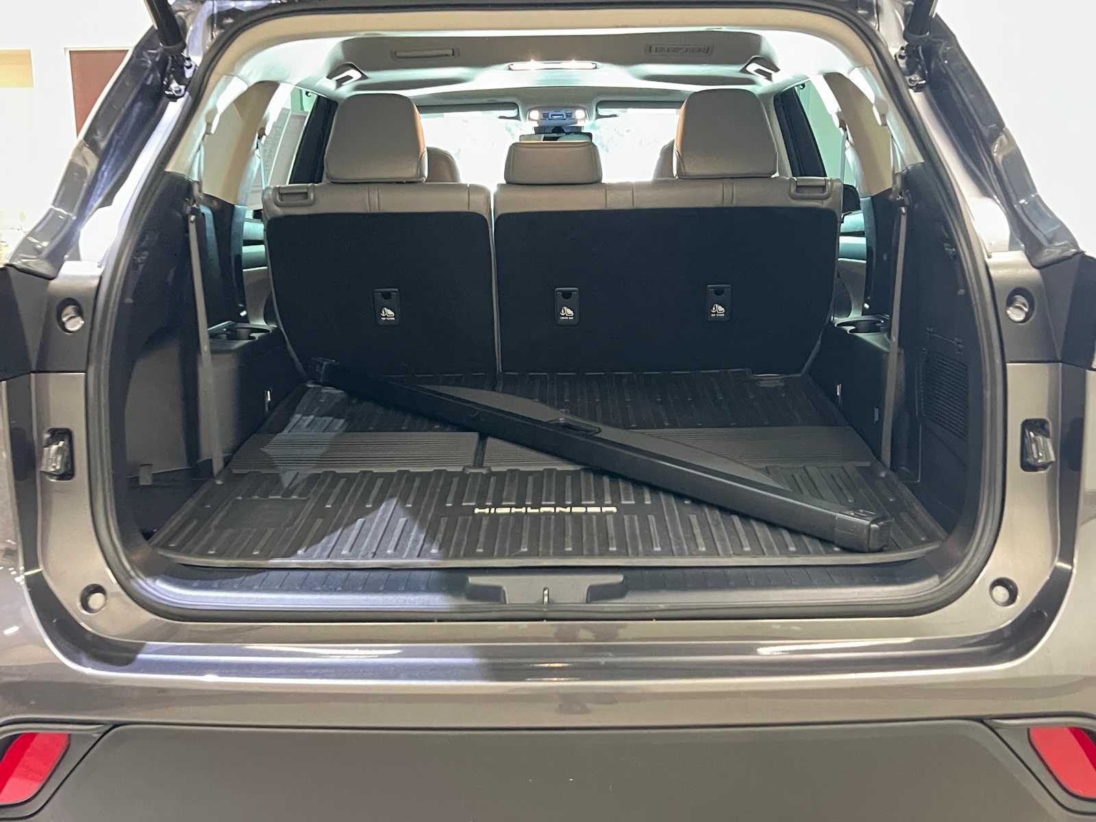 2022 Toyota Highlander XLE 27