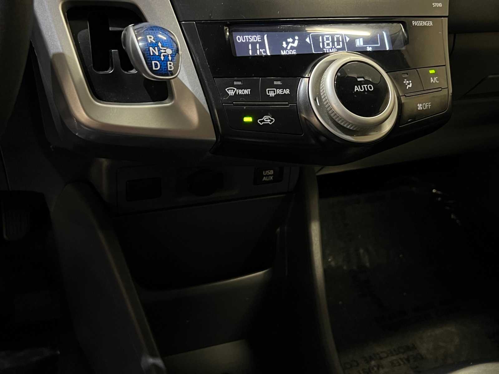 Thumbnail: 2014 Toyota Prius v - 22