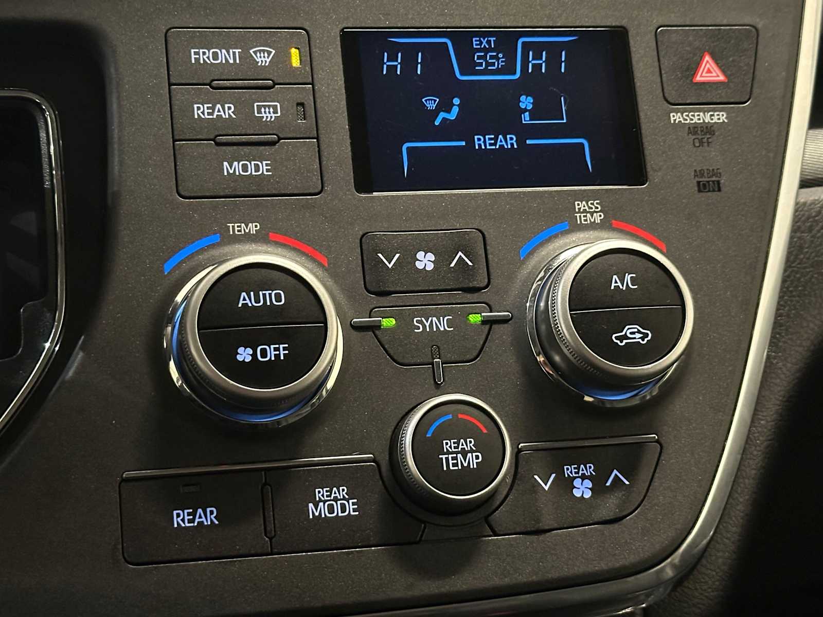 Thumbnail: 2018 Toyota Sienna - 16