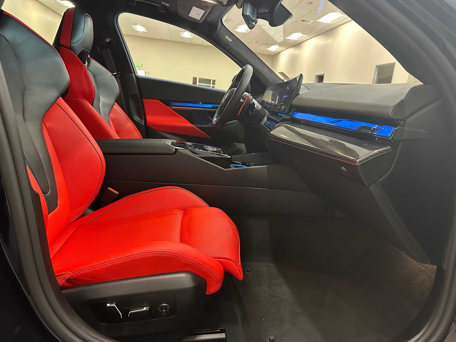 Thumbnail: 2025 BMW M5 - 27