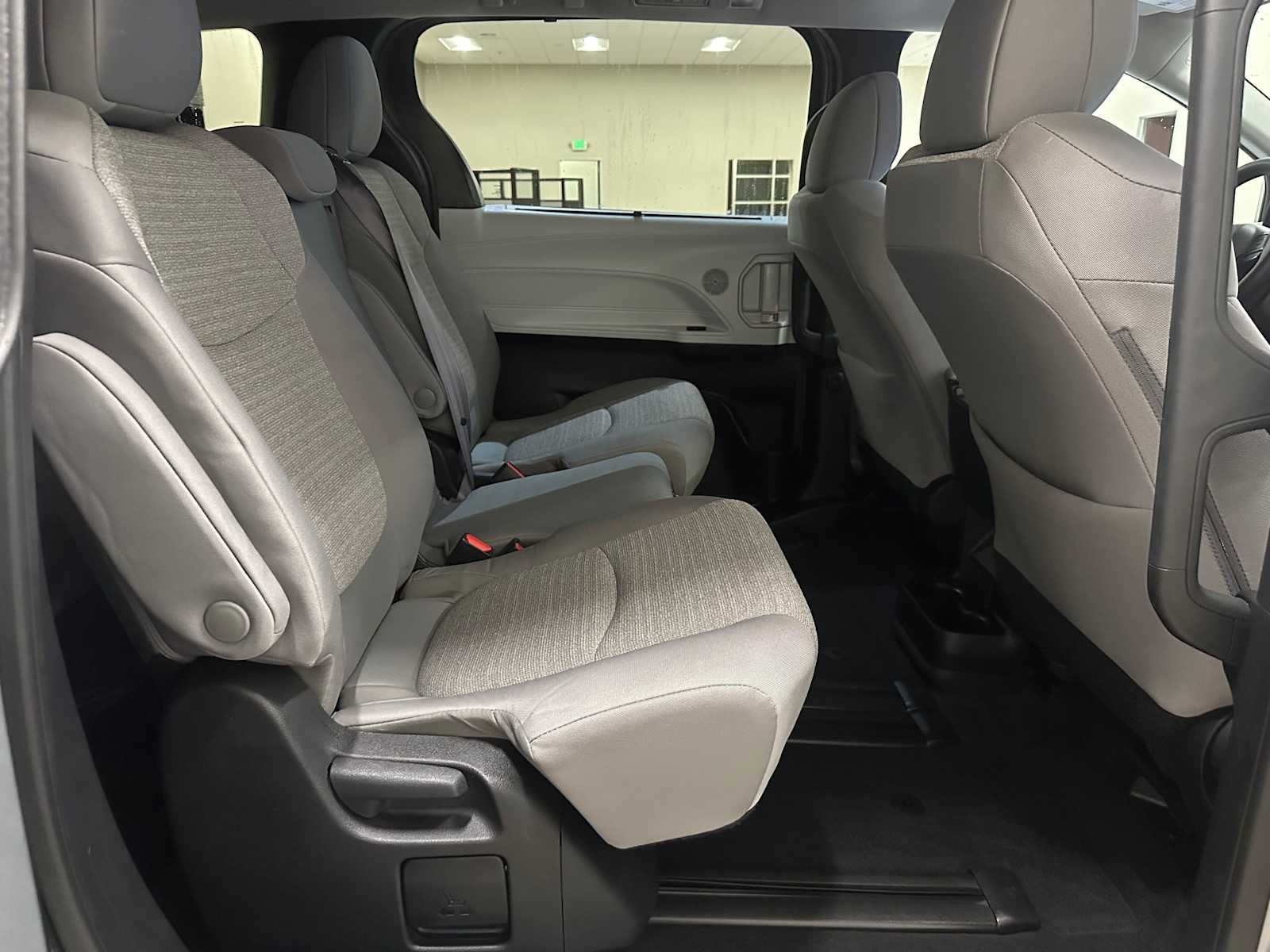 Thumbnail: 2025 Toyota Sienna - 25