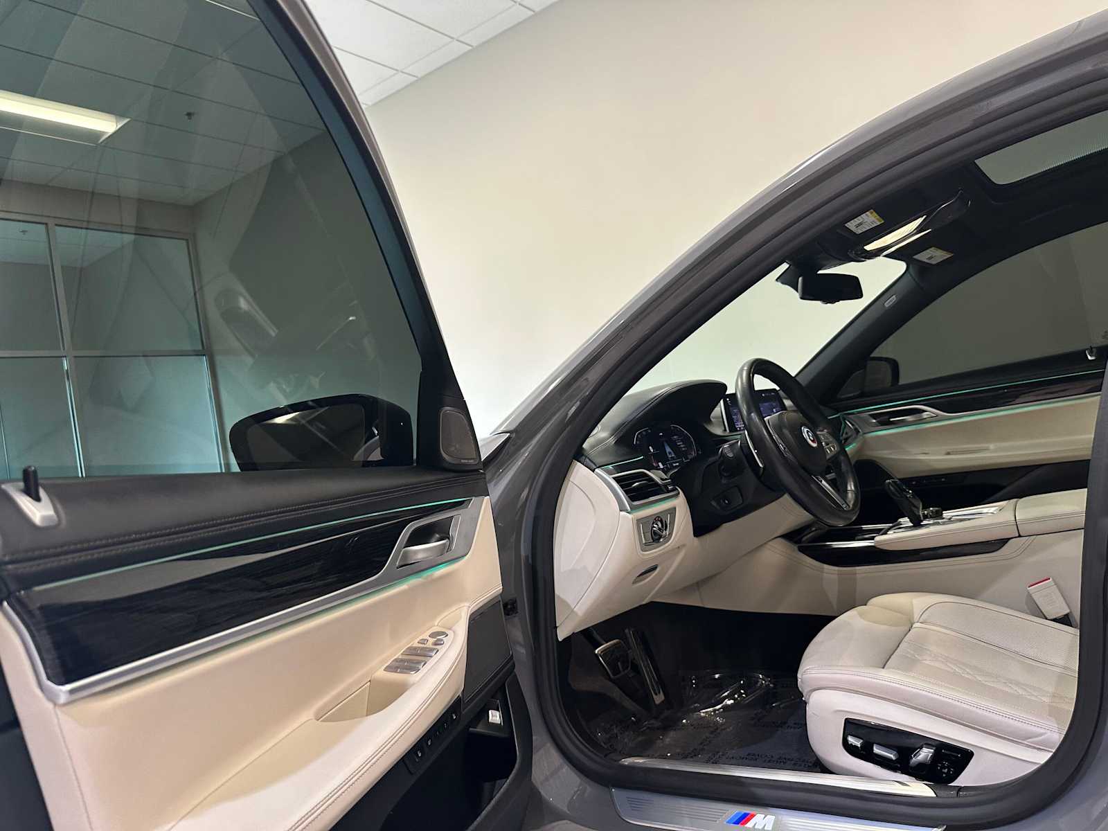 Thumbnail: 2021 BMW 7 Series - 24