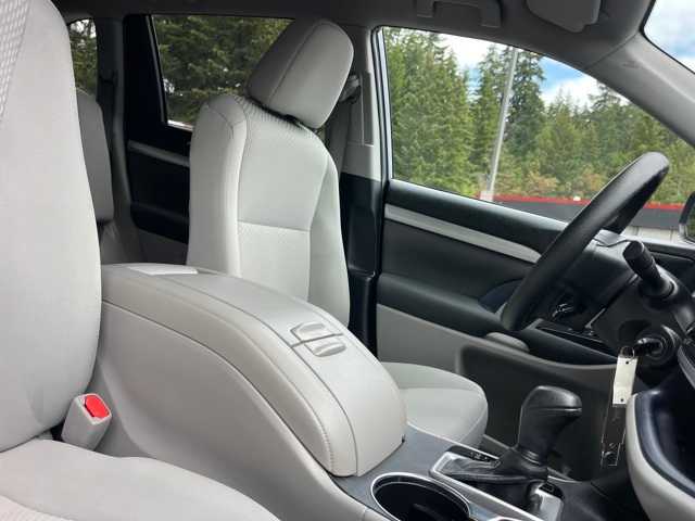 Thumbnail: 2019 Toyota Highlander - 16