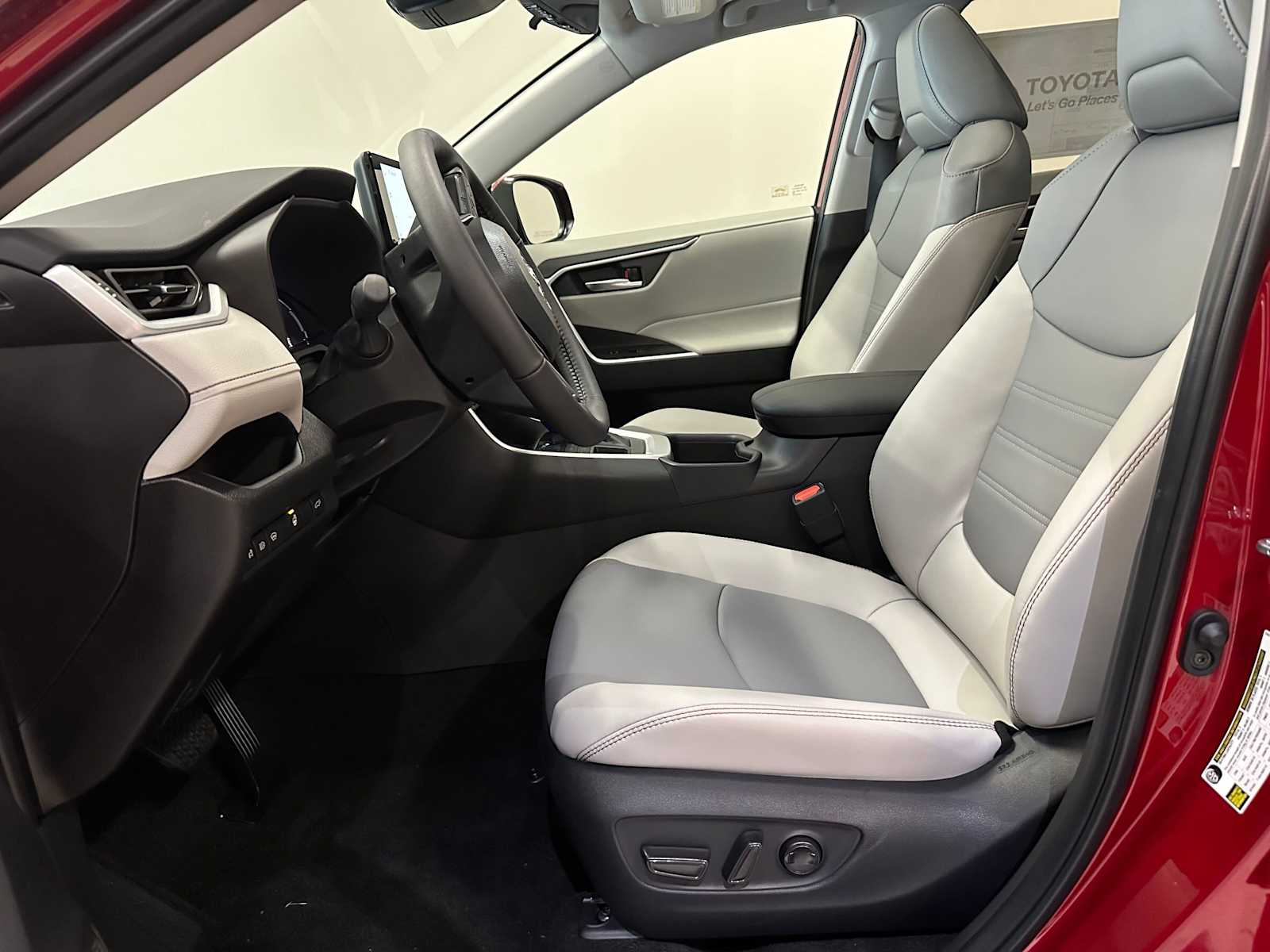 Thumbnail: 2025 Toyota RAV4 - 21