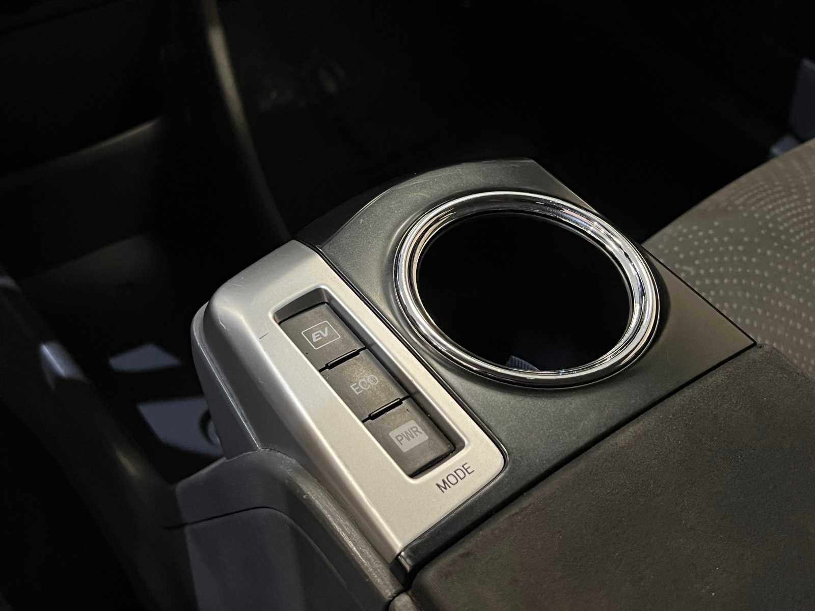 Thumbnail: 2014 Toyota Prius v - 21