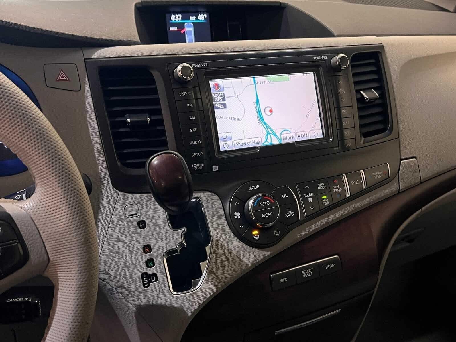 Thumbnail: 2014 Toyota Sienna - 24