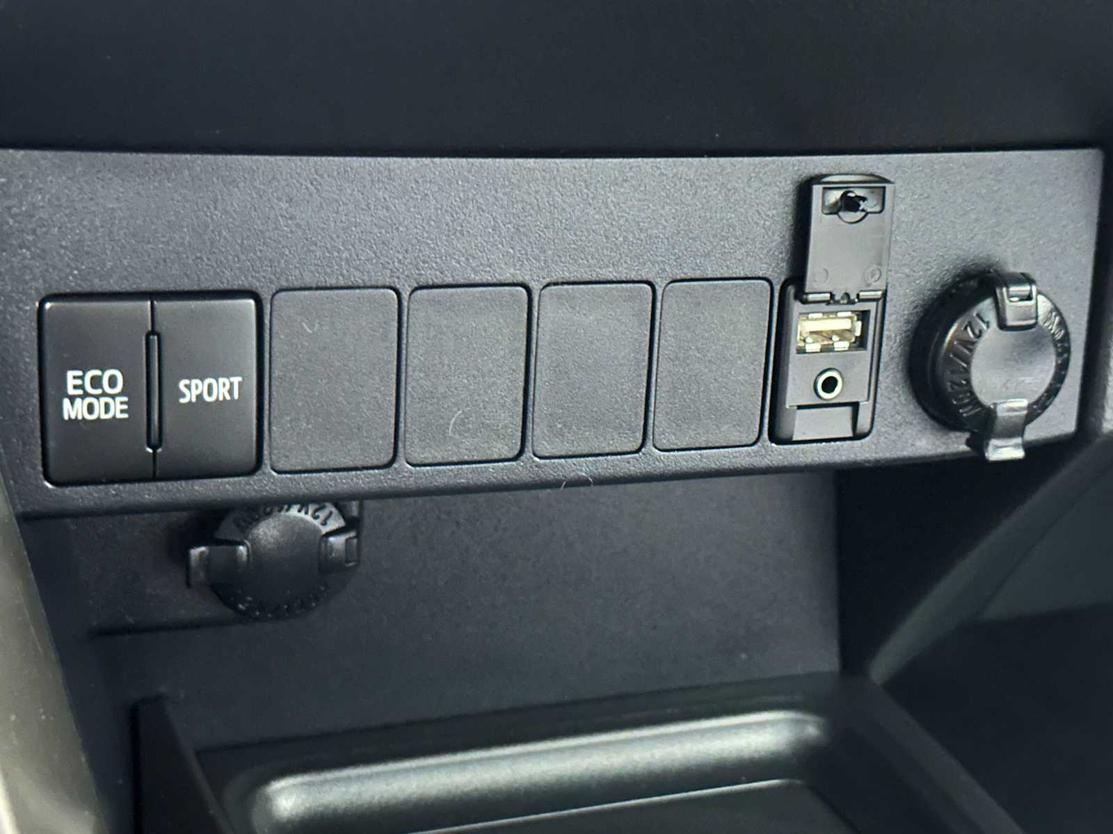 Thumbnail: 2014 Toyota RAV4 - 15