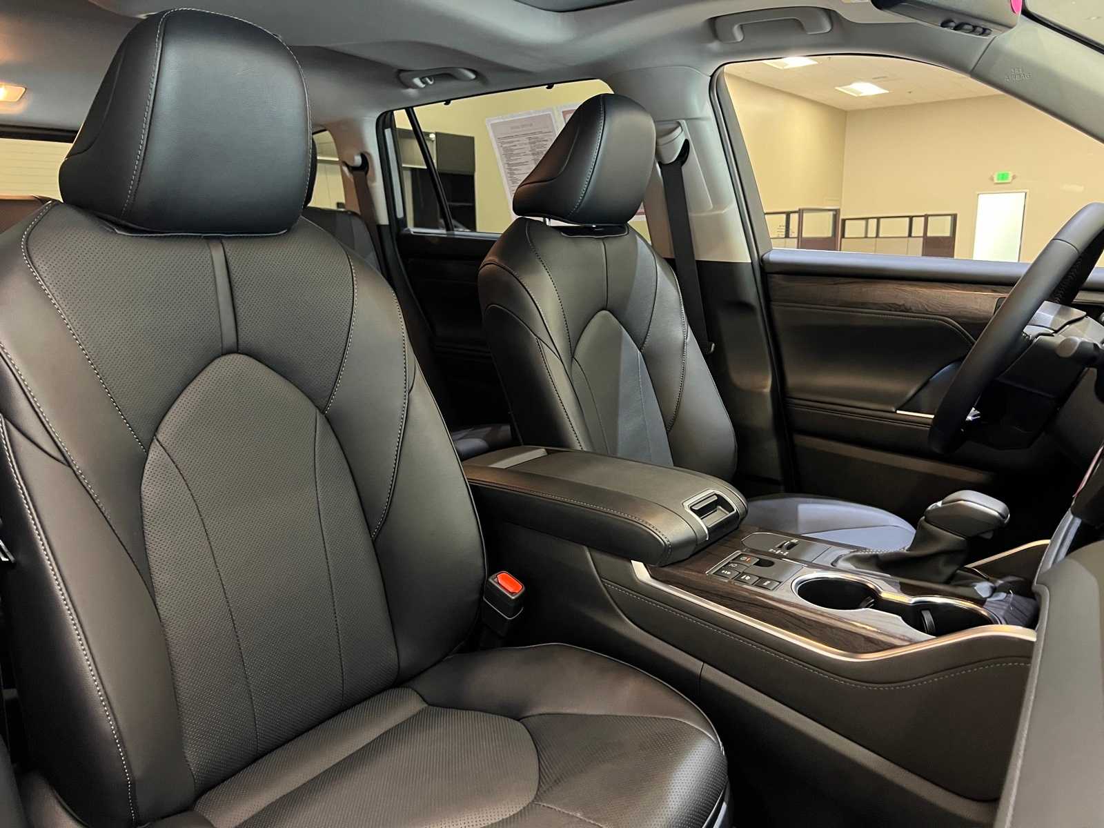 Thumbnail: 2025 Toyota Highlander - 14