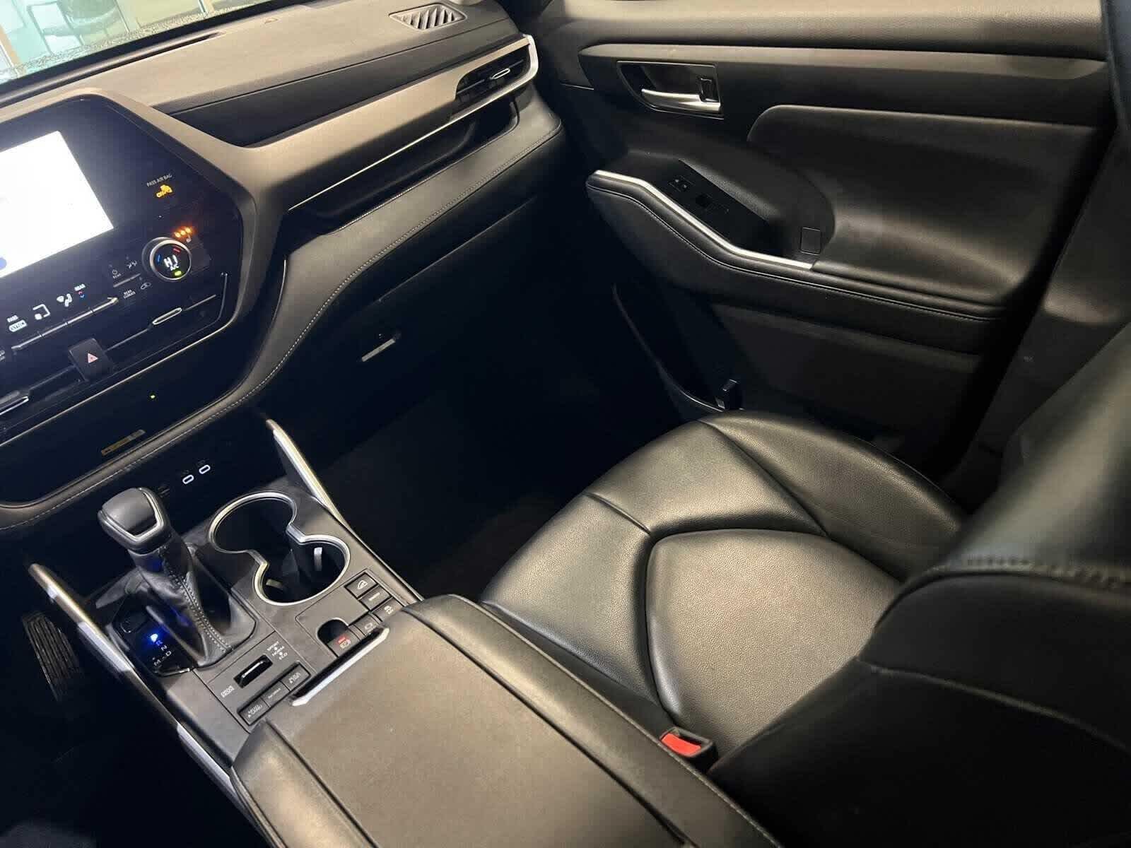 Thumbnail: 2023 Toyota Highlander - 13
