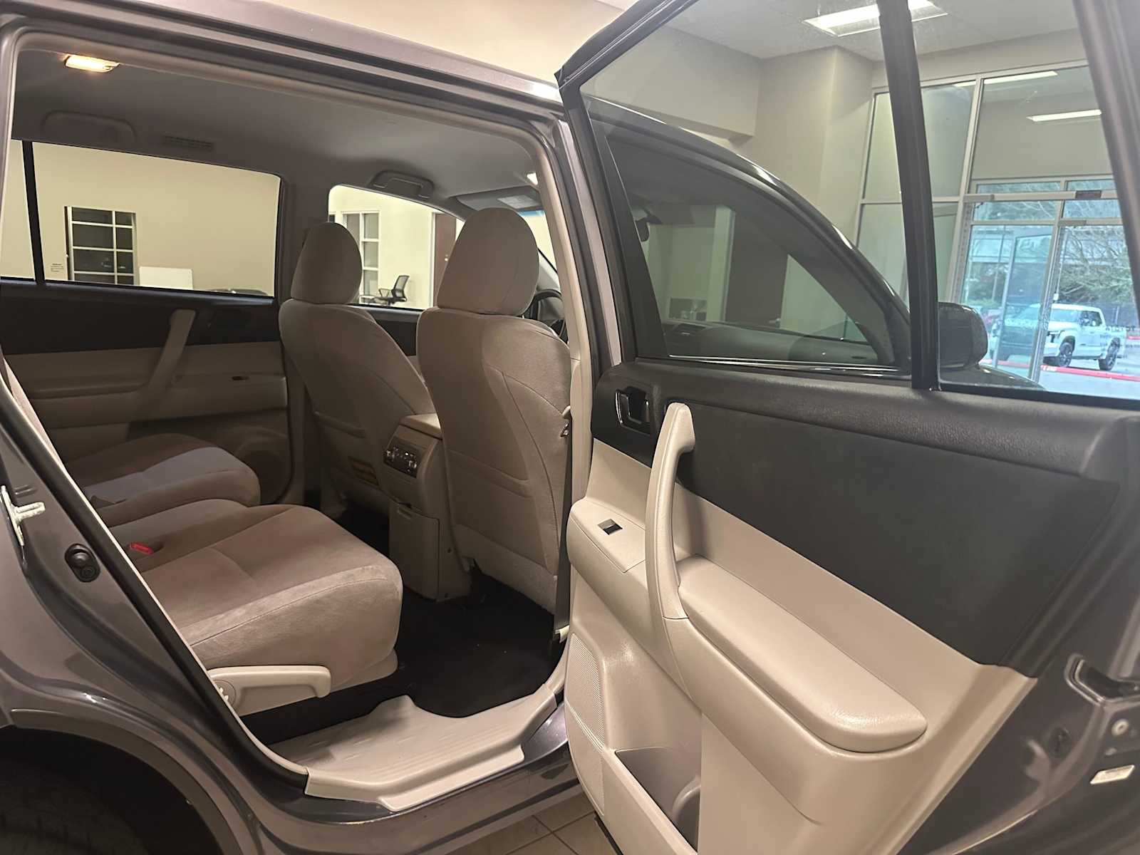 Thumbnail: 2012 Toyota Highlander - 24