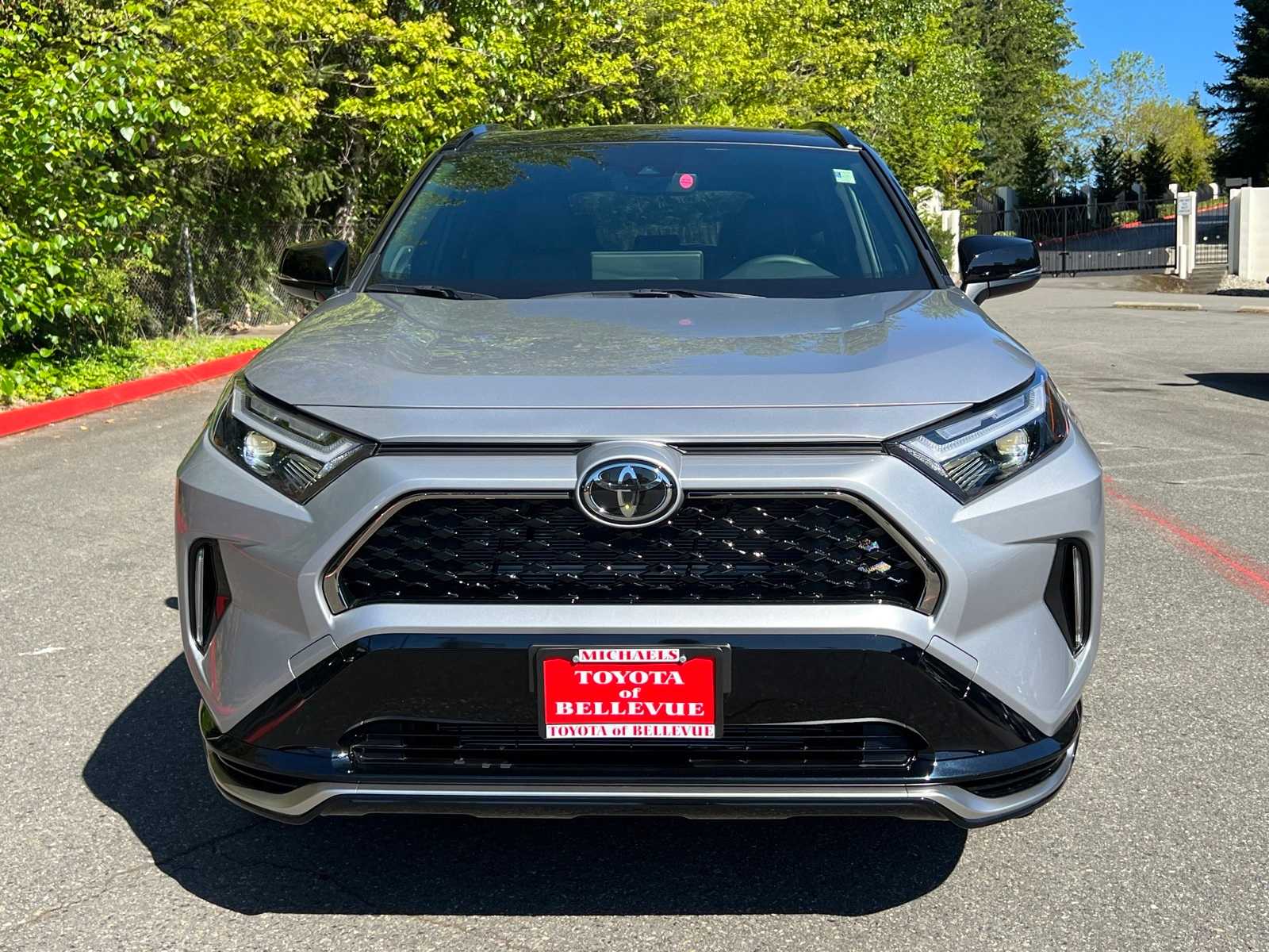 2025 Toyota RAV4 XSE 8