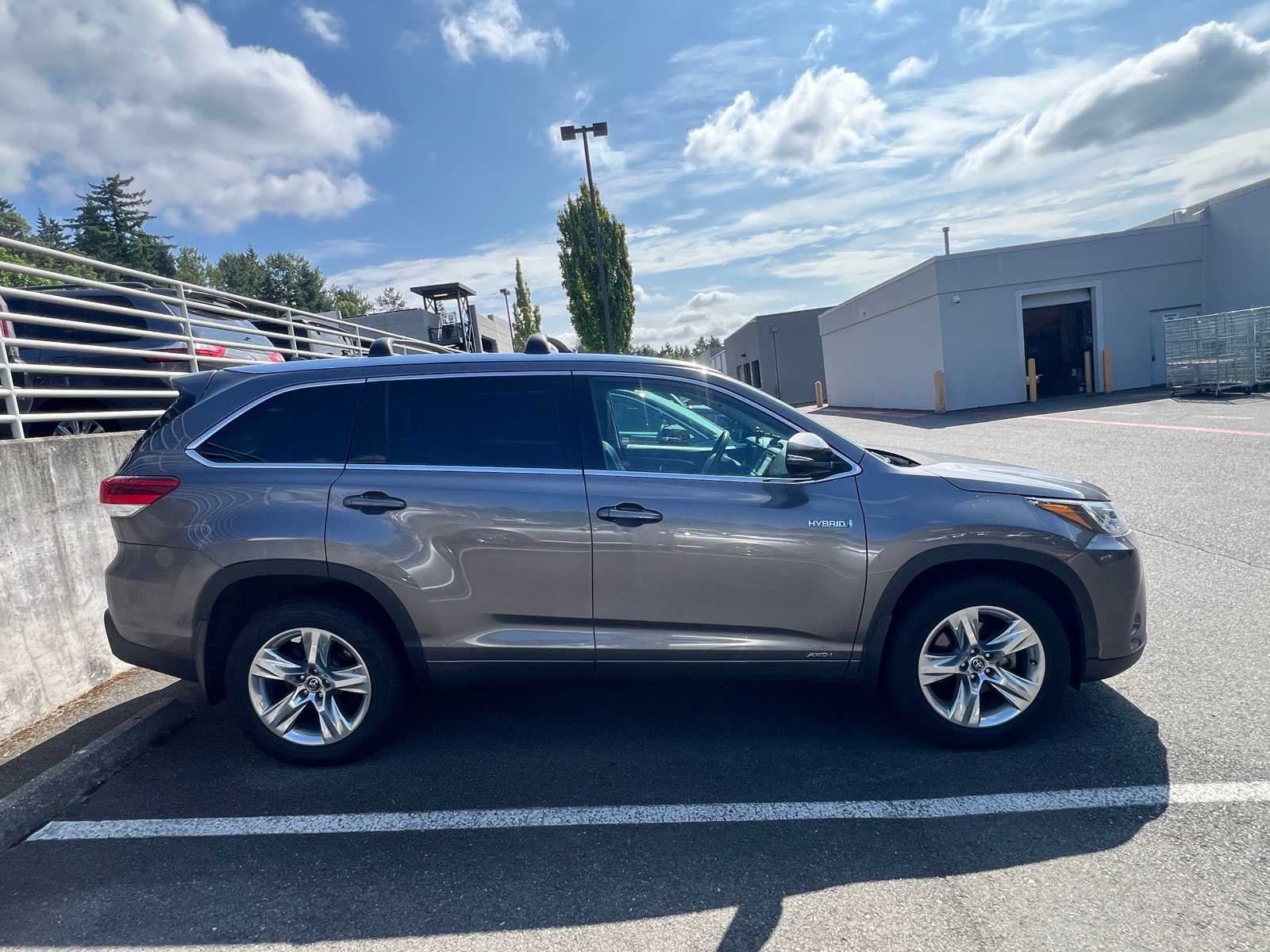 Thumbnail: 2019 Toyota Highlander - 9