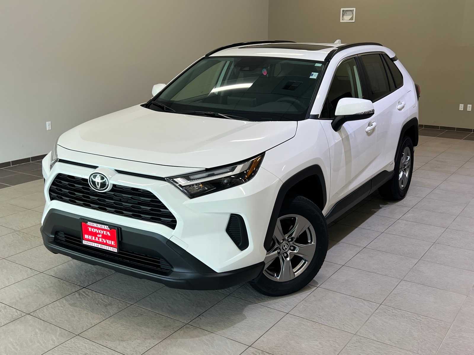 2025 Toyota RAV4 XLE's photo