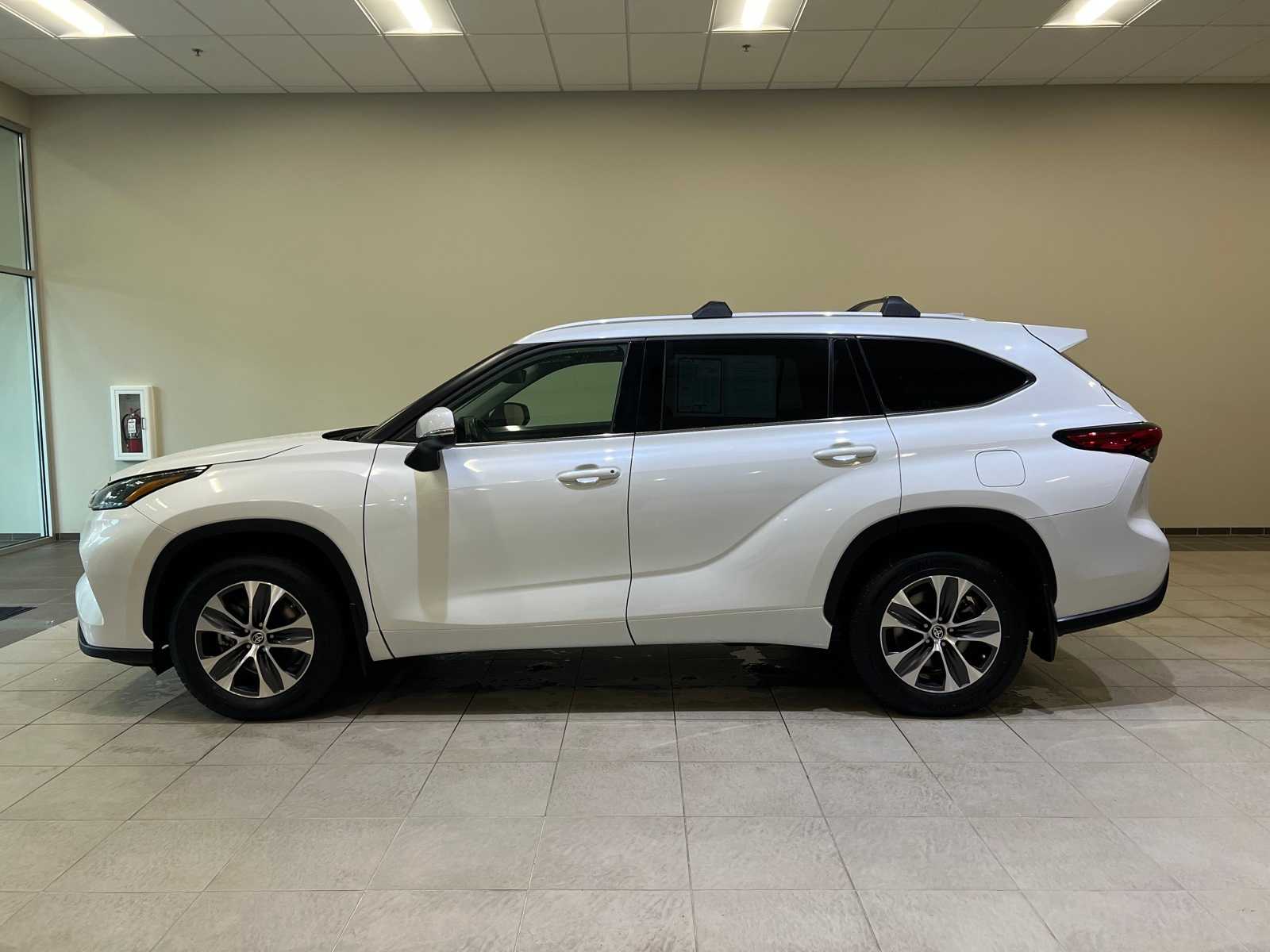 Thumbnail: 2022 Toyota Highlander - 3