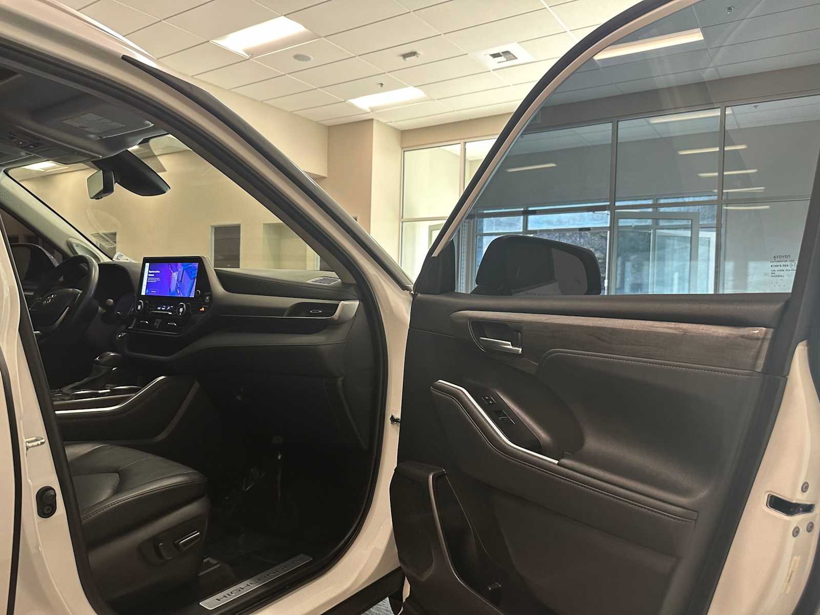 Thumbnail: 2023 Toyota Highlander - 30