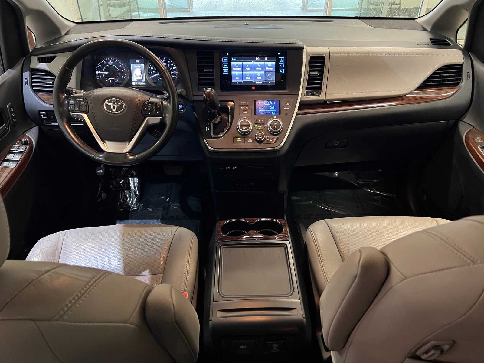 Thumbnail: 2017 Toyota Sienna - 10