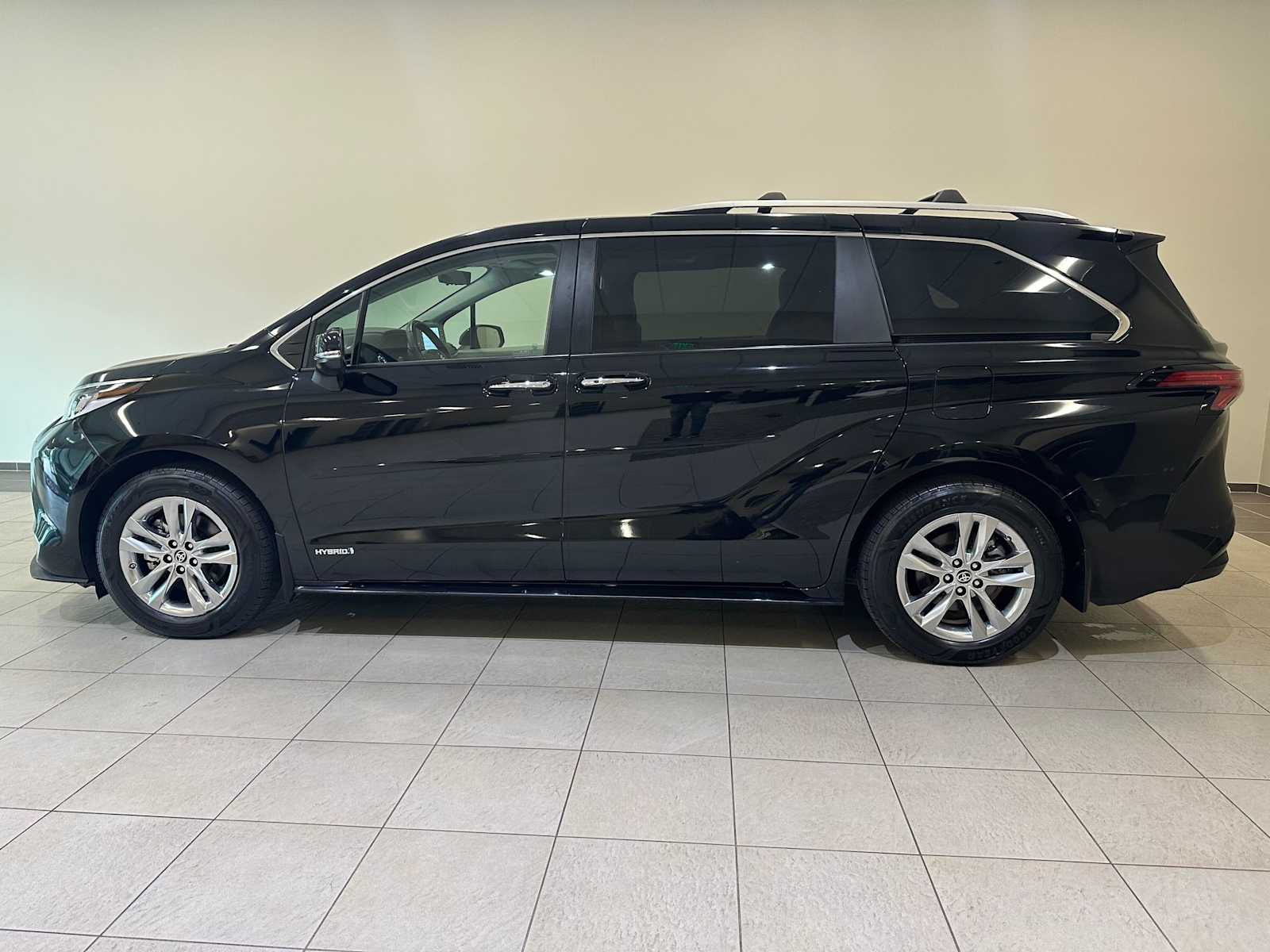 Thumbnail: 2021 Toyota Sienna - 3