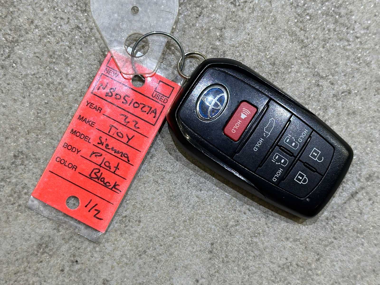 Thumbnail: 2022 Toyota Sienna - 32