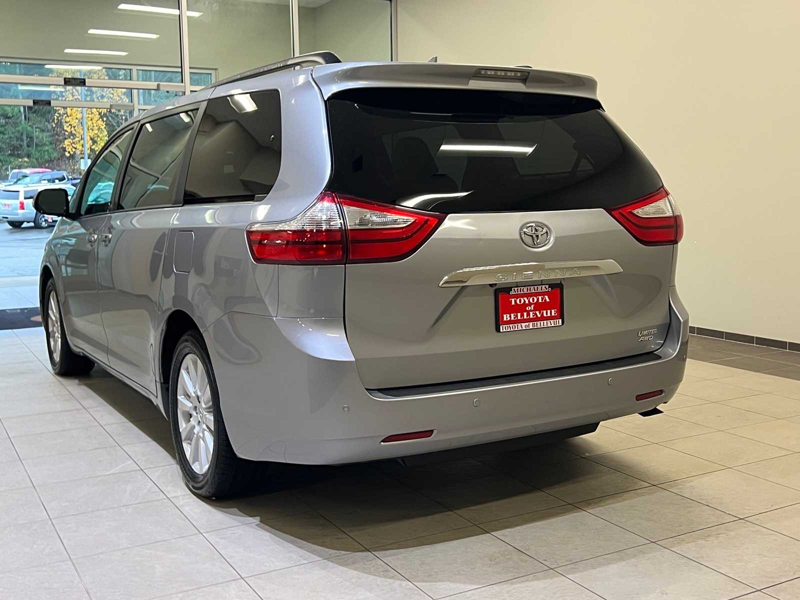 Thumbnail: 2017 Toyota Sienna - 4