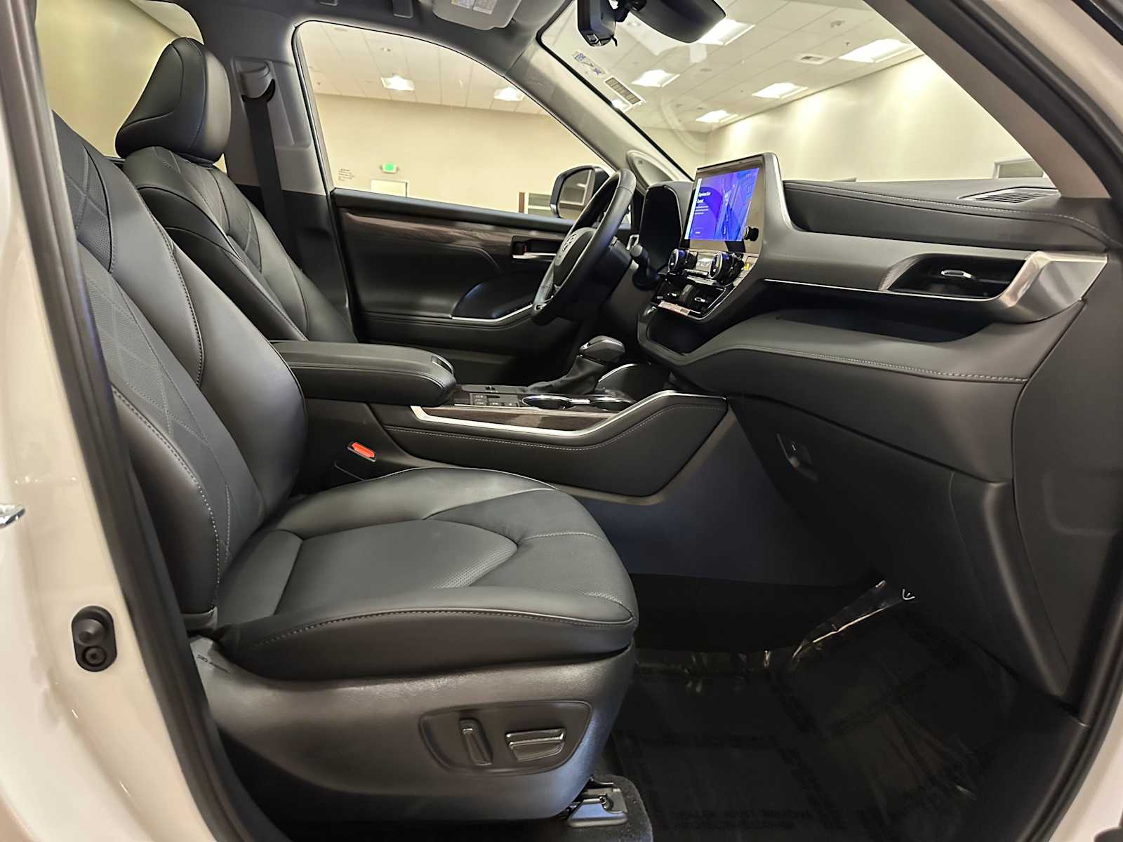 Thumbnail: 2025 Toyota Highlander - 28