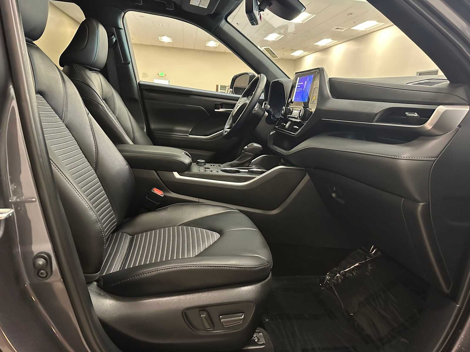 Thumbnail: 2024 Toyota Highlander - 28