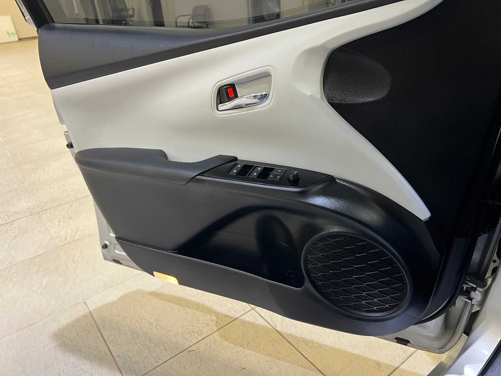 Thumbnail: 2017 Toyota Prius - 17