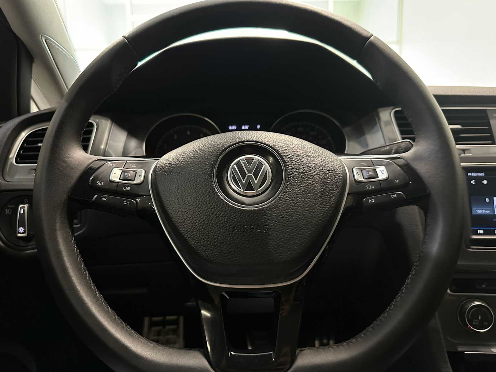 Thumbnail: 2017 Volkswagen Golf - 11