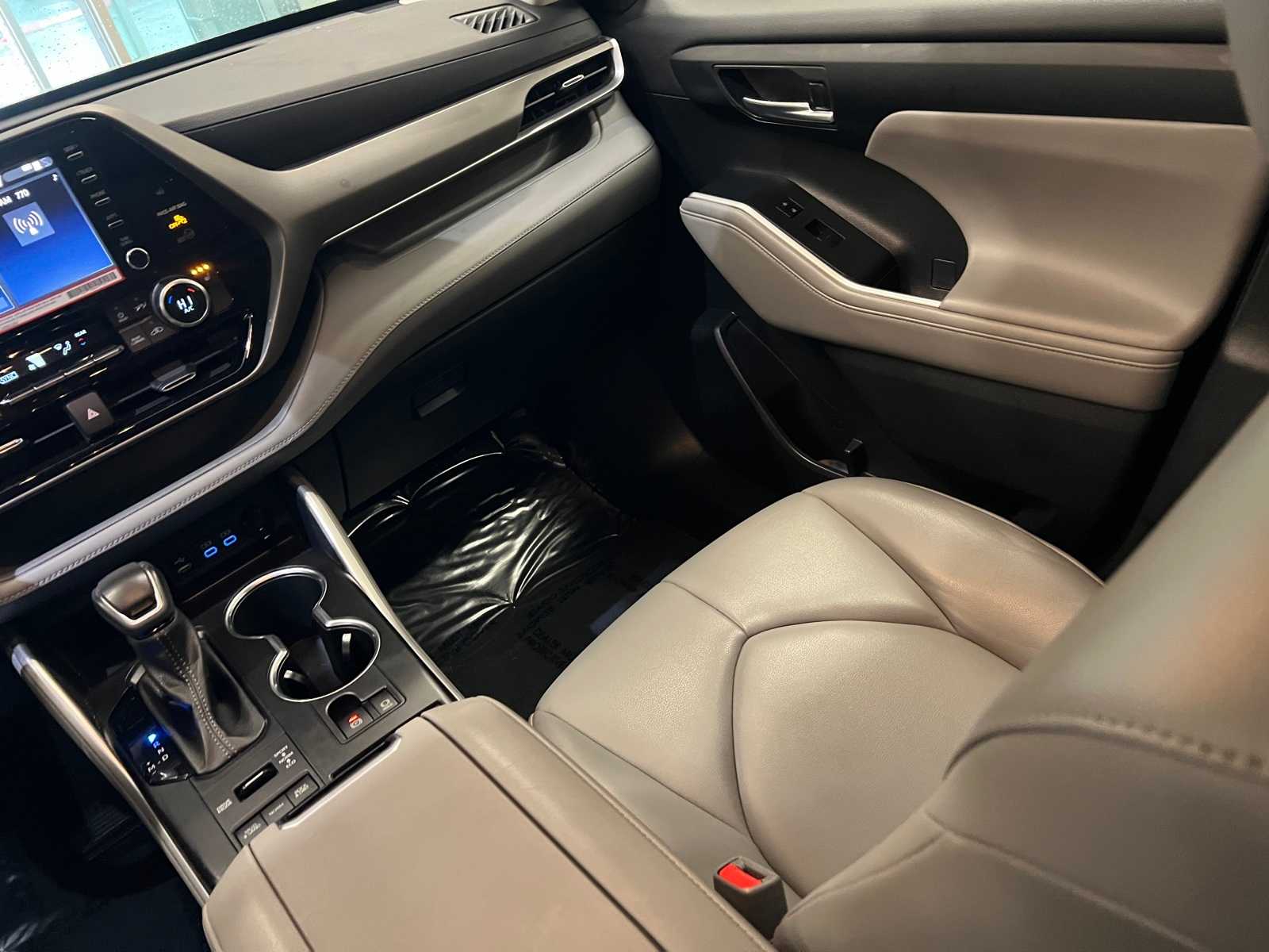 Thumbnail: 2022 Toyota Highlander - 11