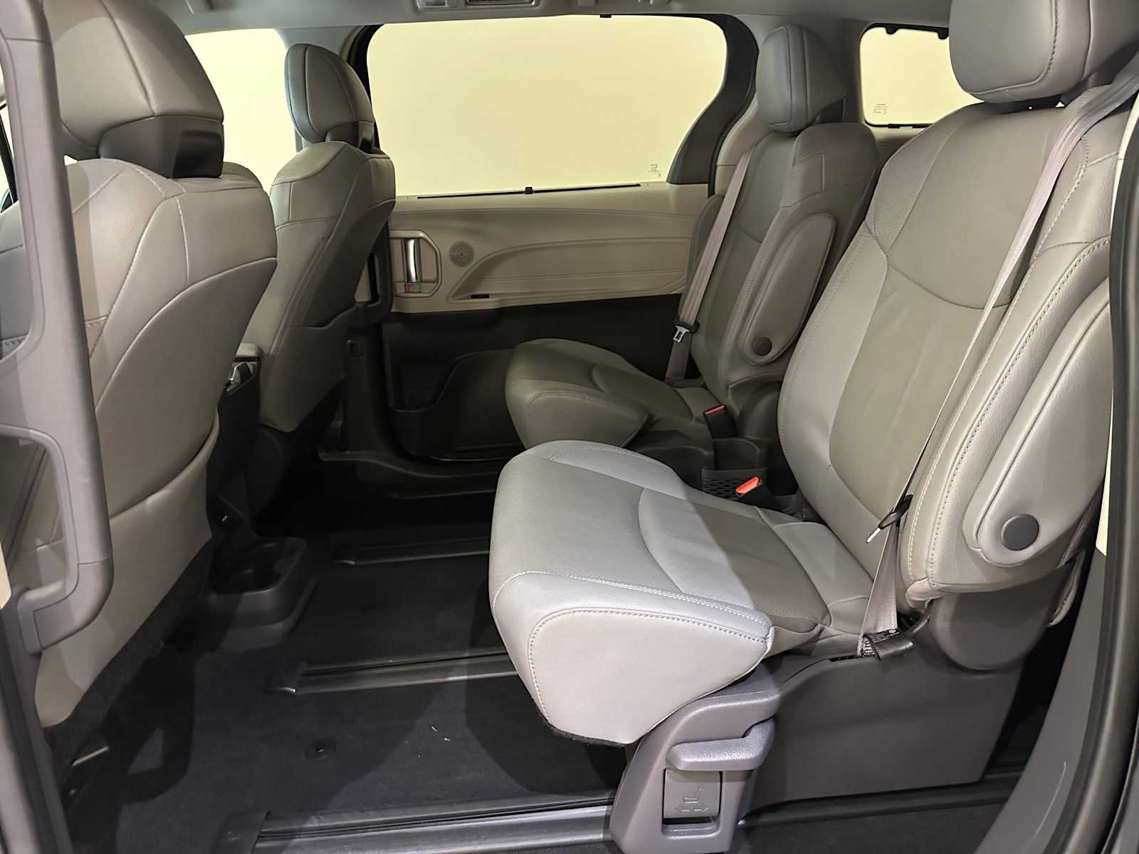 Thumbnail: 2021 Toyota Sienna - 25