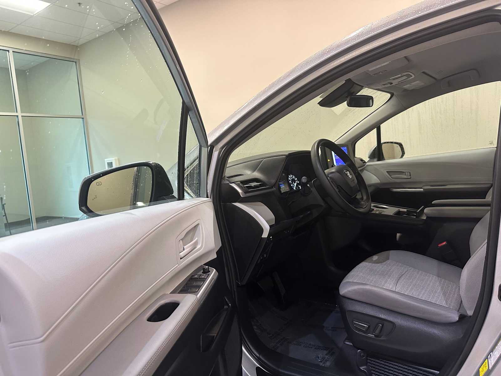 Thumbnail: 2025 Toyota Sienna - 22